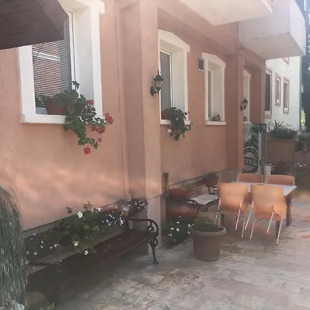 Alo Alo Apartmens * Skopje